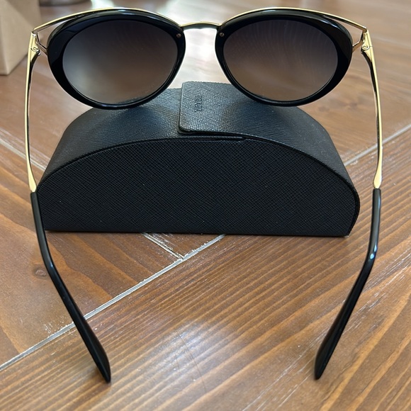 Prada sunglasses & case - Picture 5 of 5